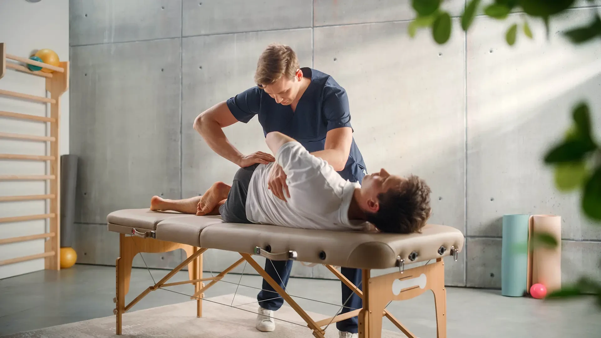 Ein Mann ist bei der Physiotherapie
