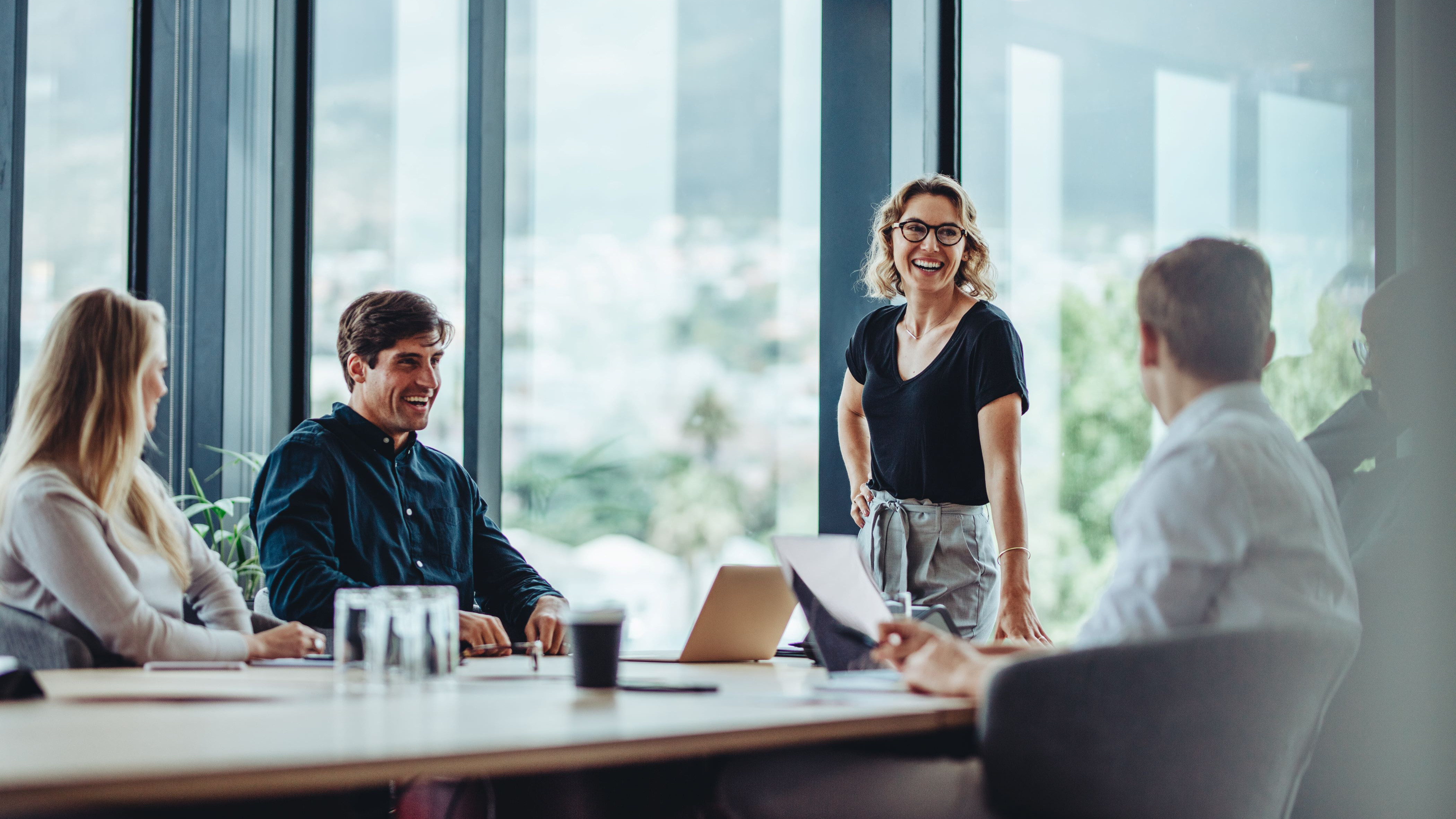 Eine Gruppe von Arbeitskollegen bei einem Meeting im Office  