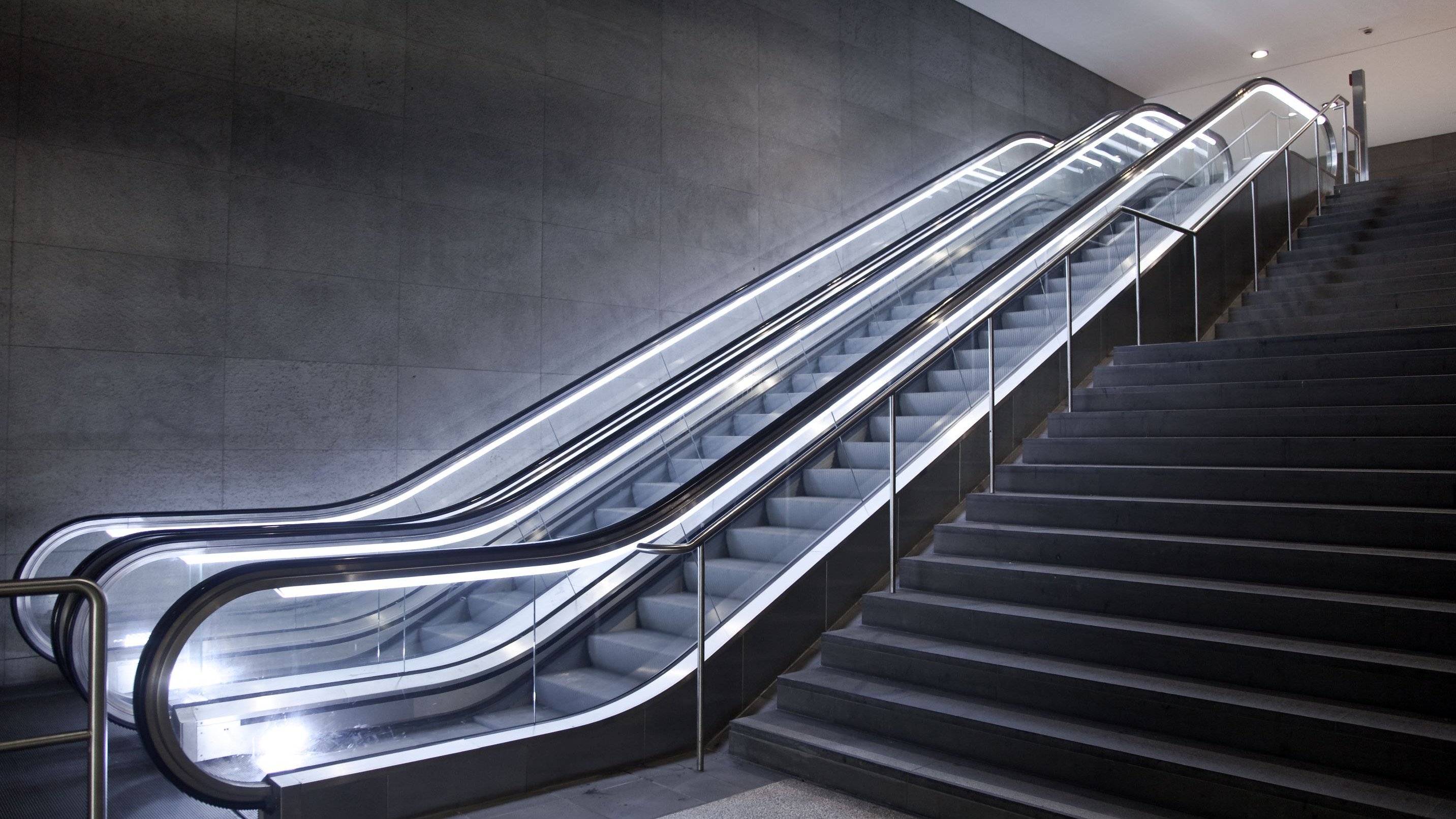 Eine leere Rolltreppe