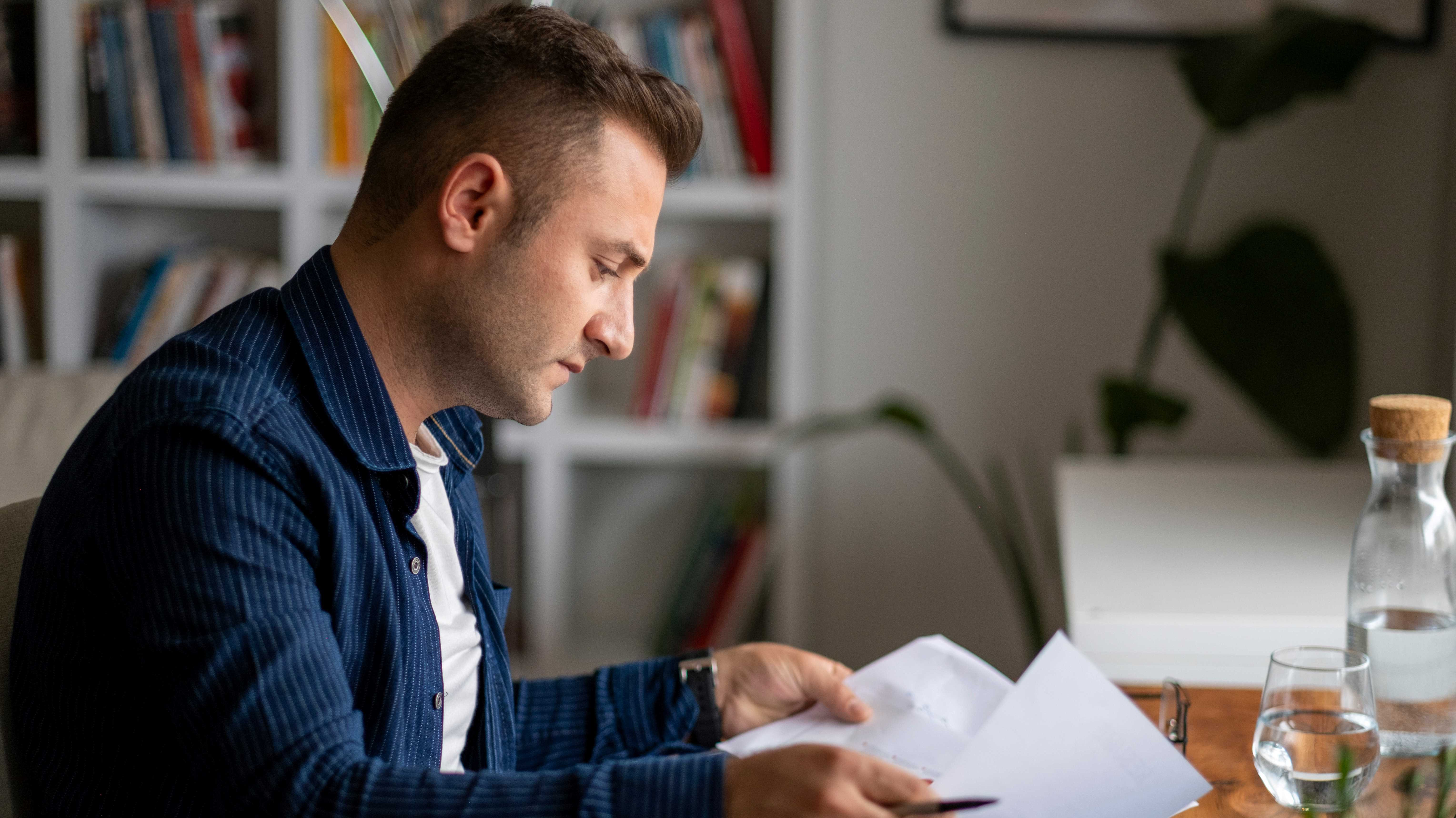 Ein Mann liest sich das Arbeitsrecht durch