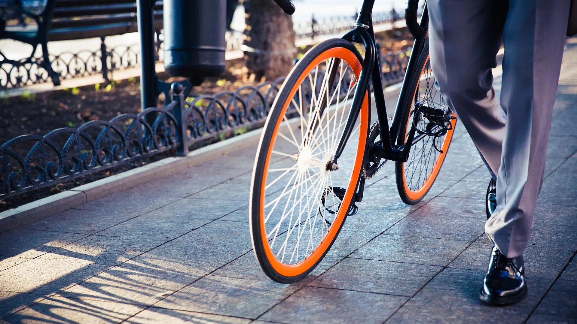 Ein Mann ist mit seinem Fahrrad auf dem nach Hause weg 