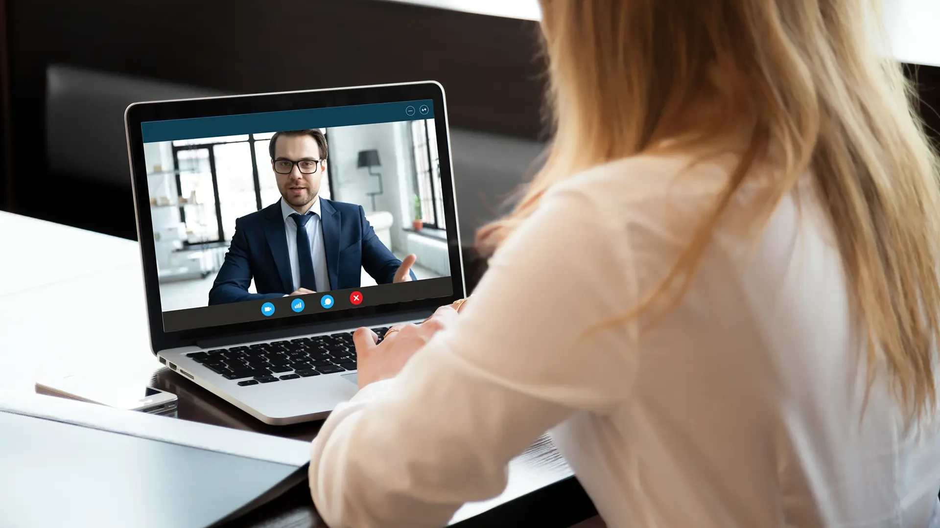 Ein Mann beim Vorstellungsgespräch im Videointerview