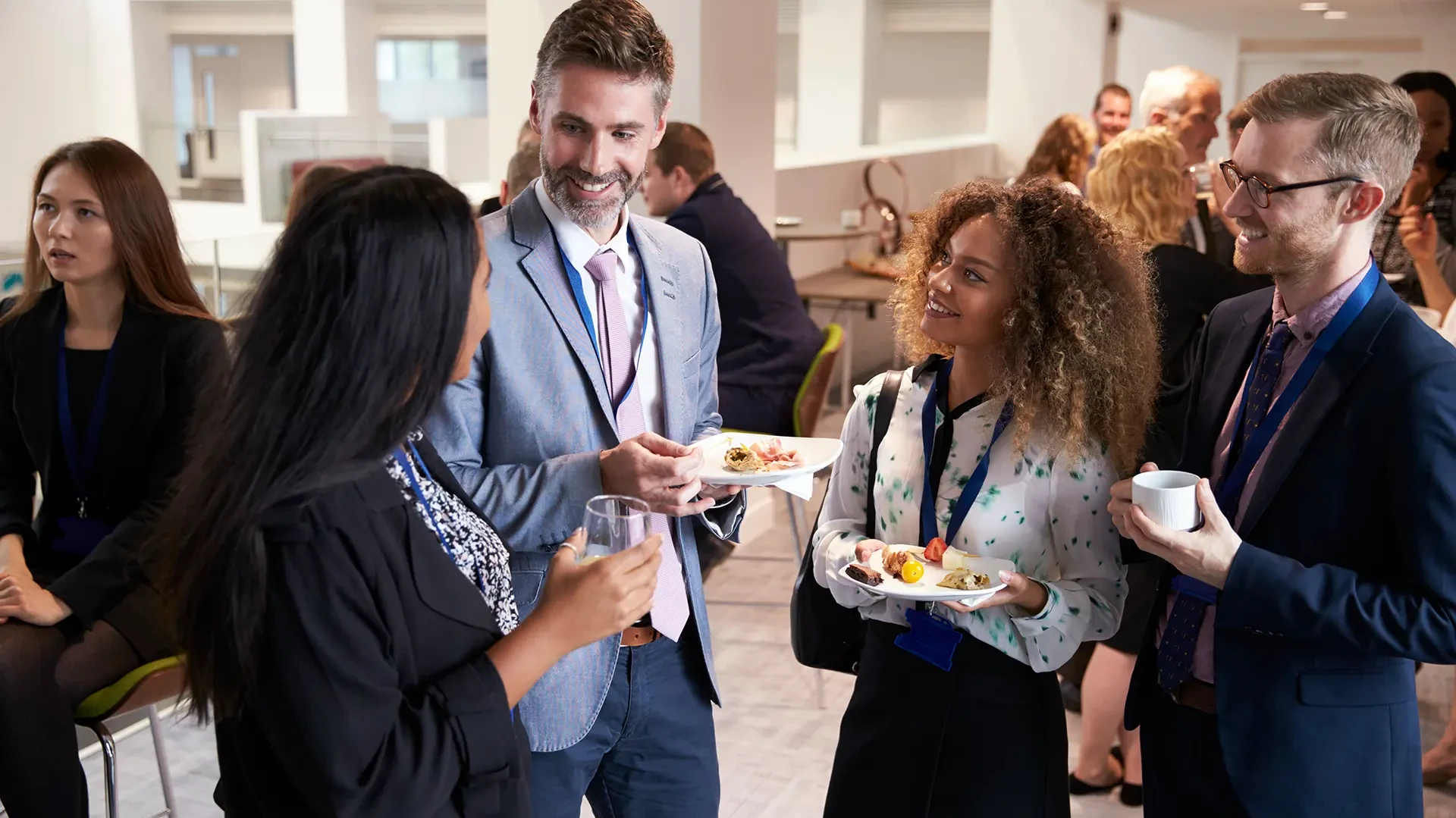 Arbeitskollegen beim Networking 