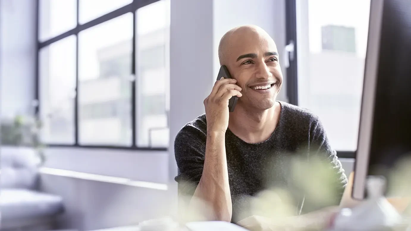 Ein Mann berät Kunden am Telefon