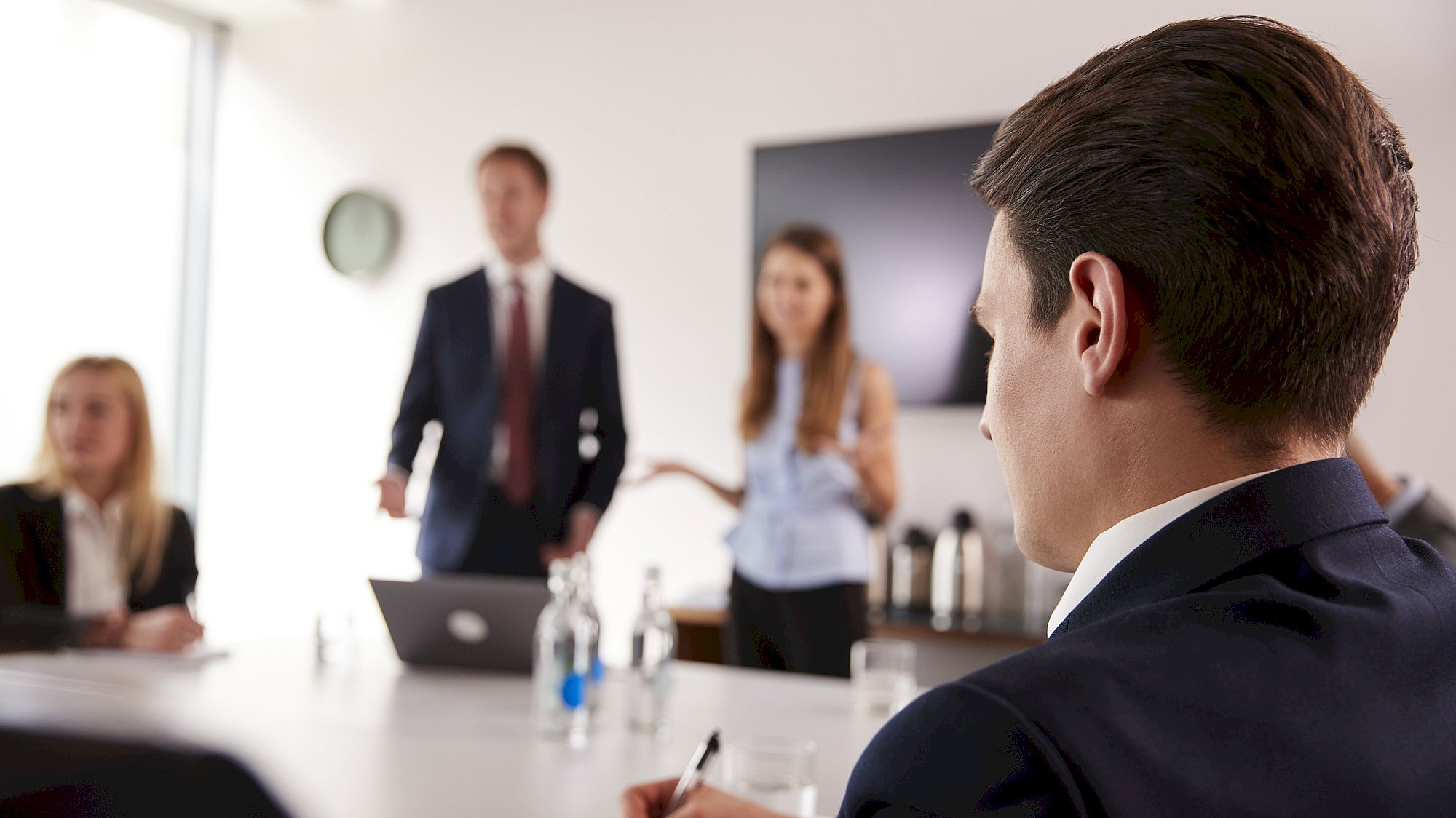 Eine Gruppe an Bewerbern in einem Assessment Center