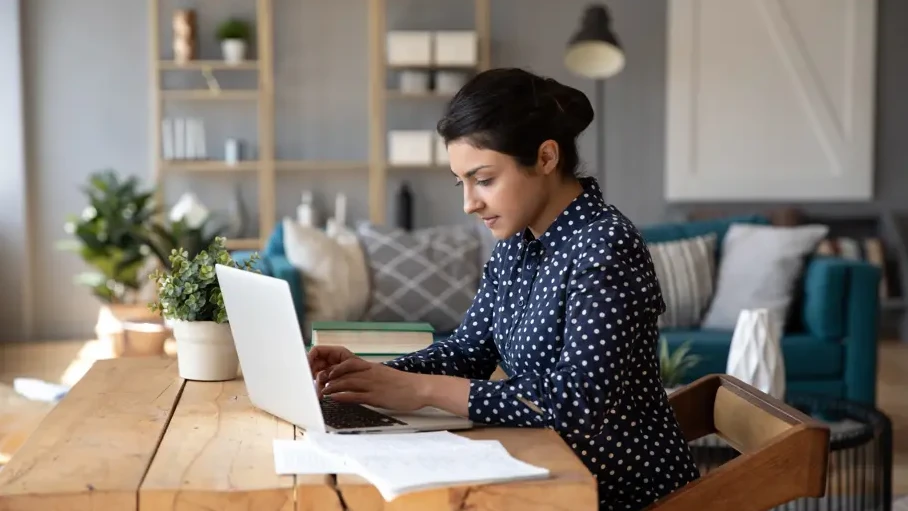 Junge Frau arbeitet im Homeoffice