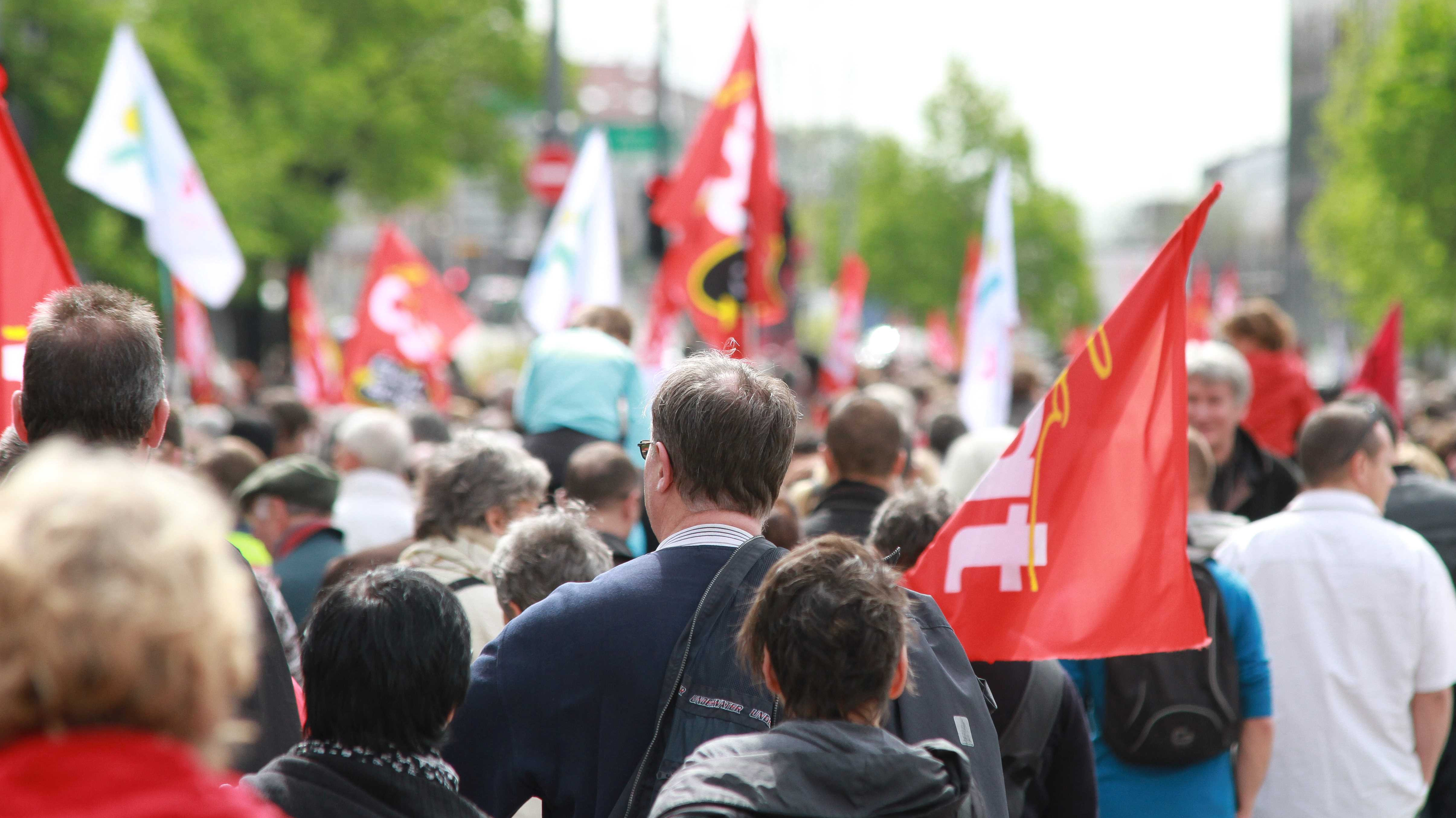 Gruppe von Menschen bei einem Arbeitsrecht Protest