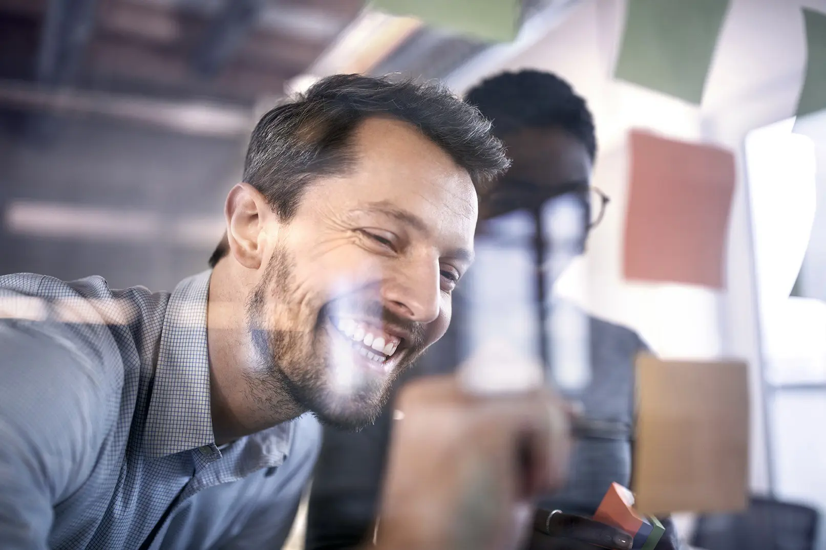 Ein Mann lächelnd bei der Arbeit