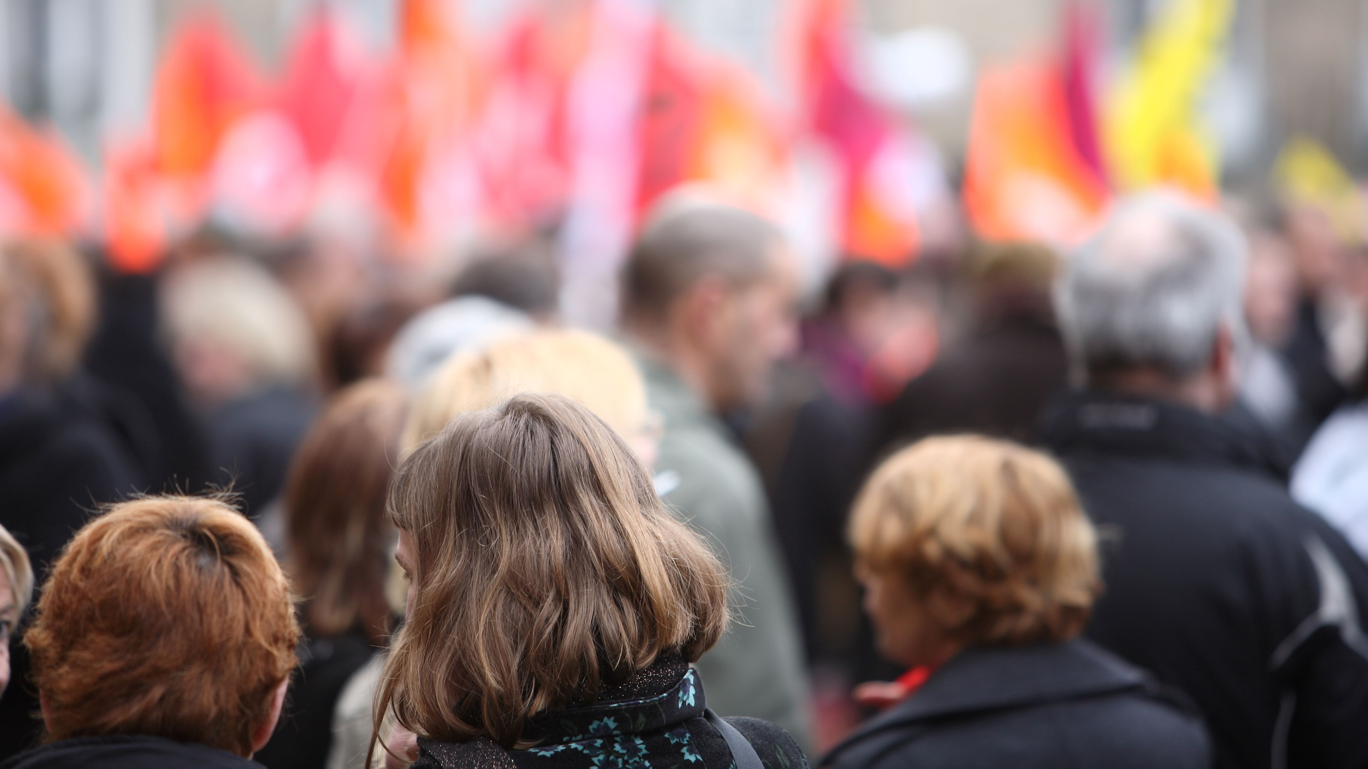 Eine Gruppe an Menschen protestieren für das Arbeitsrecht.