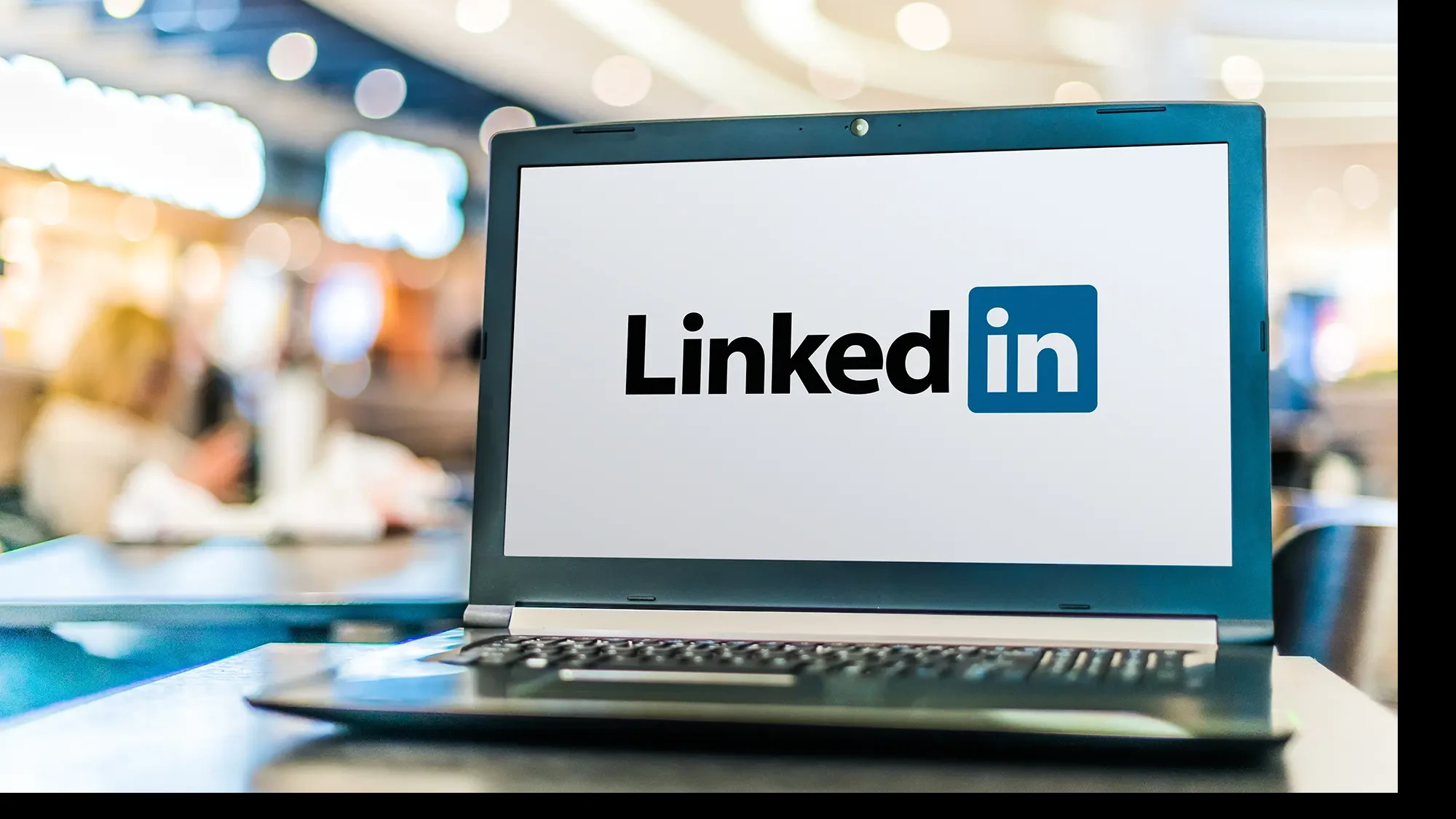 Auf einem Laptop sieht man das LinkedIn Logo