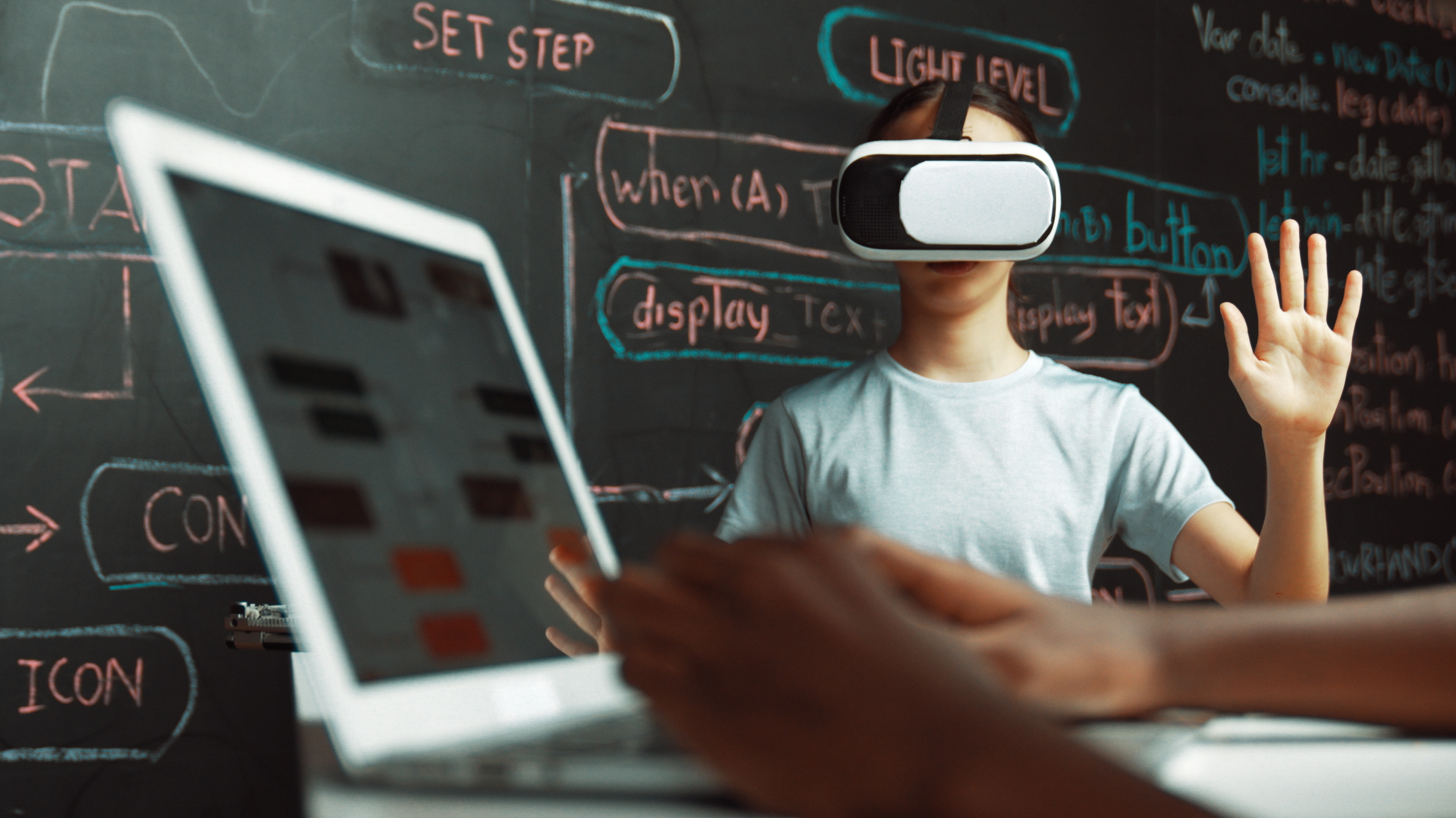 Eine Person mit einer VR Brille