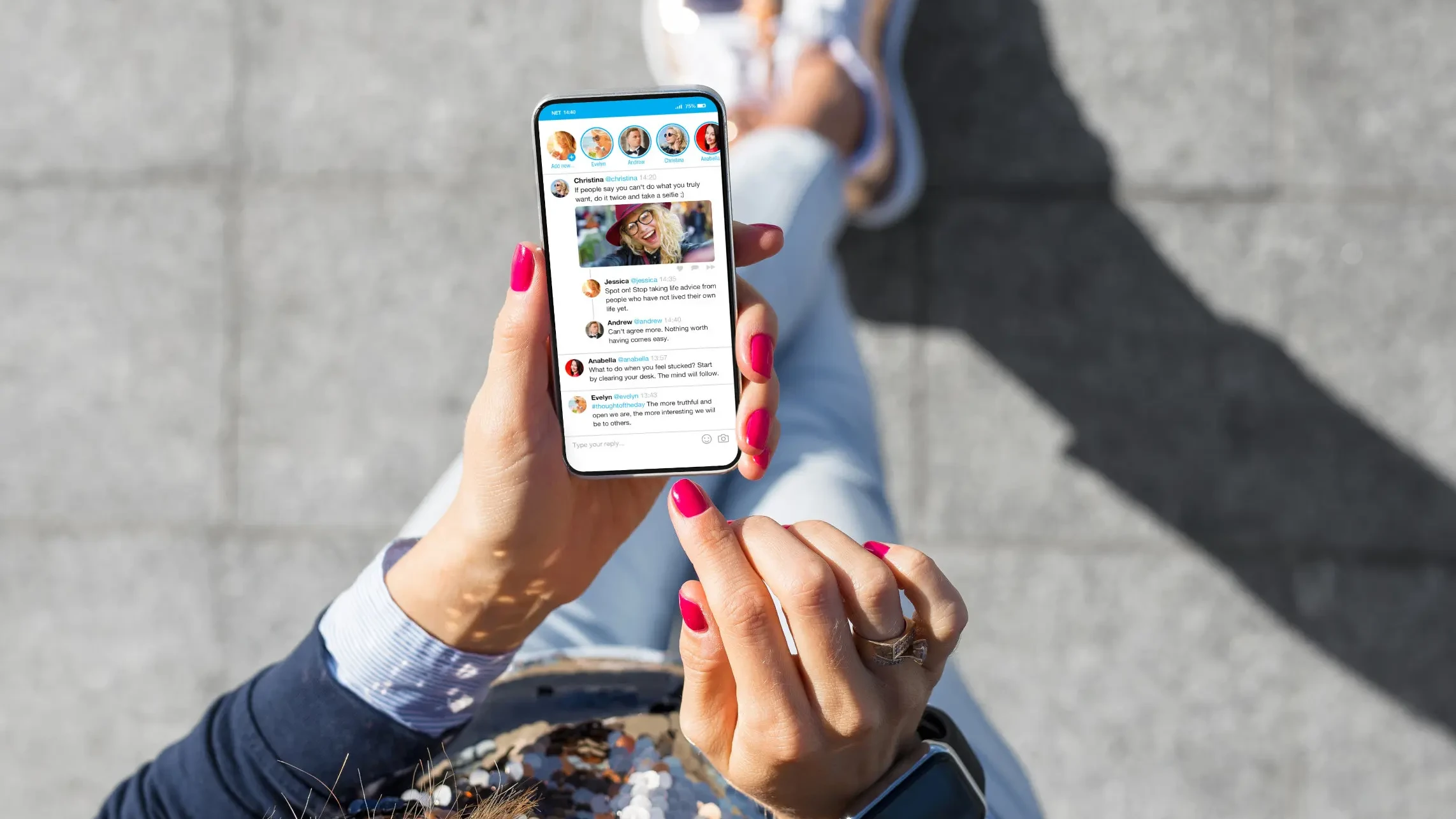 Eine Frau scrollt auf ihrem Handy durch die sozialen Netztwerke 