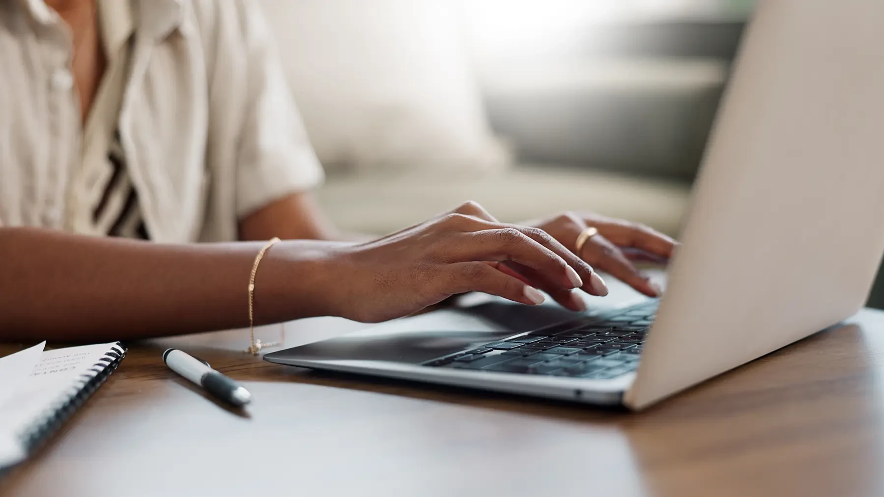 Eine Frau tippt auf der Tastatur ihrer Laptops