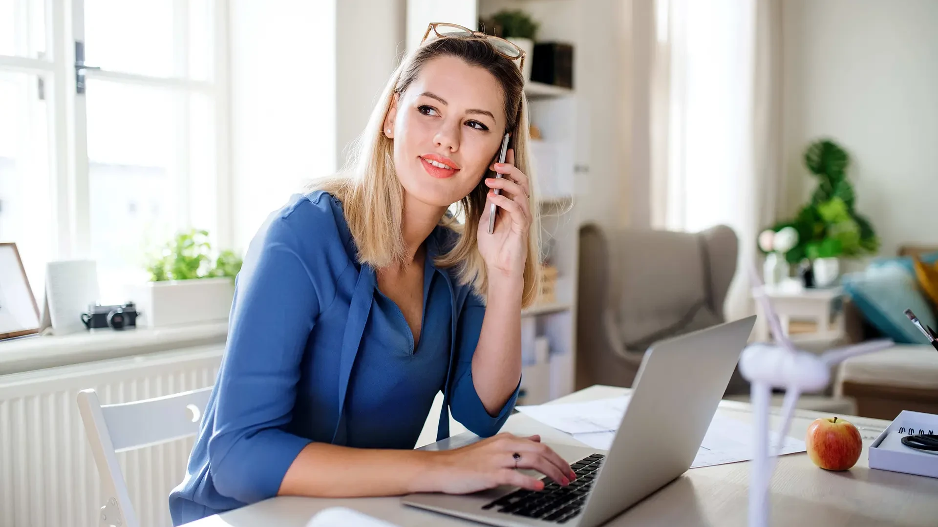 Eine Frau arbeitet aus dem Homeoffice