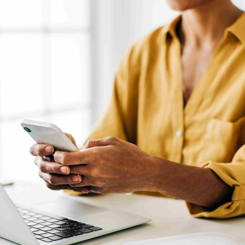 Handynutzung-am-Arbeitsplatz_623435450_-JLco-Julia-Amaral