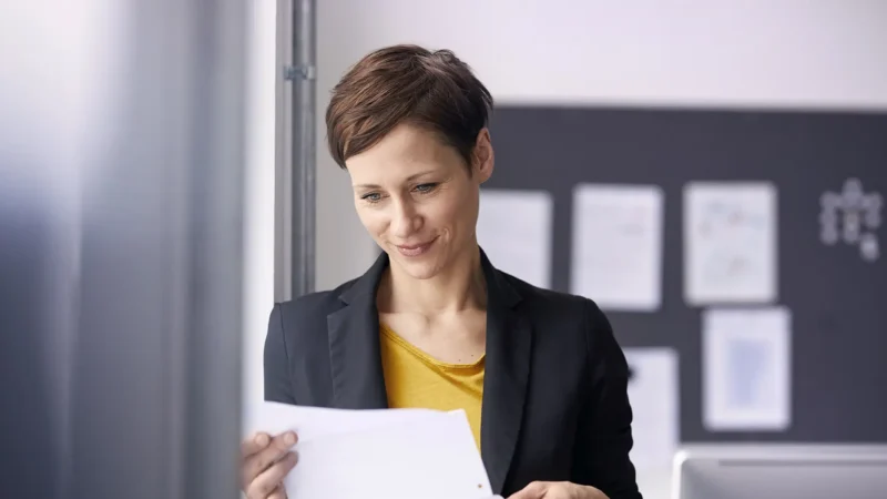 Businessfrau-mit-Dokument-in-Hand_Gehaltsscheck_Westend61