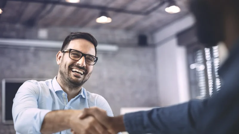 Businessmann-Handshake_djile-1