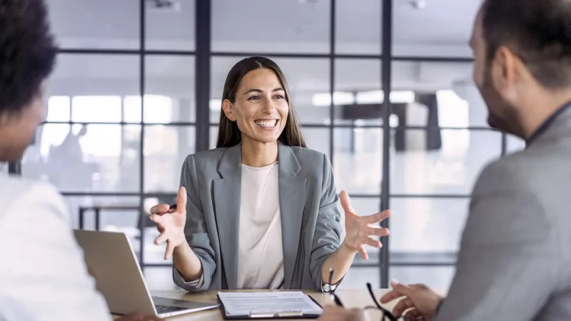 Drei-Business-Kollegen-in-Meeting_Violeta-Stoimenova