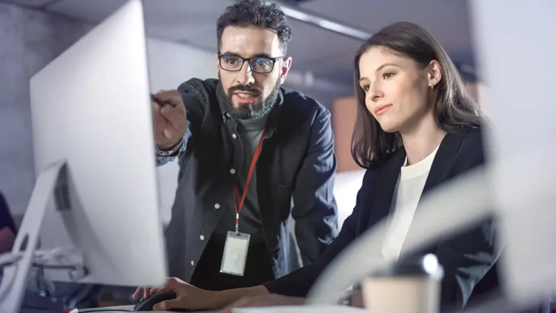 IT-Kollegen-in-Besprechung_Gorodenkoff