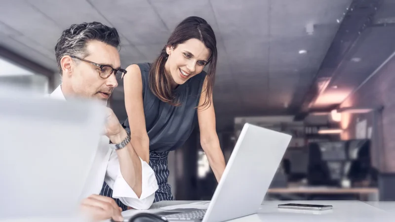 Zwei-Business-Kollegen-in-Besprechung_Westend61