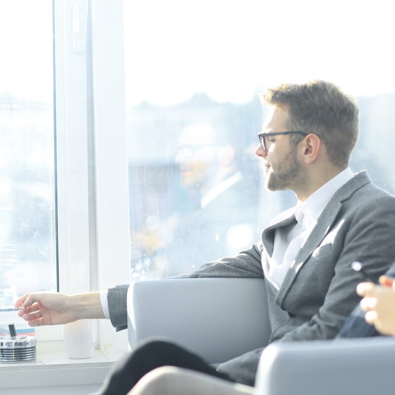 Raucherpause-AdobeStock_yurolaitsalbert_z-scaled