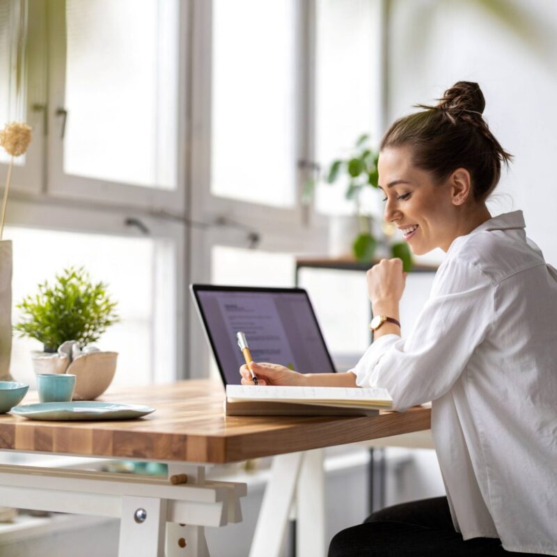 Bewerbung-schreiben-mit-KI_AdobeStock_410115591_pikselstock-scaled-e1771427336606